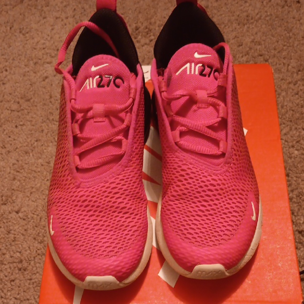 Nike Air 270 Fuchsia Sneakers